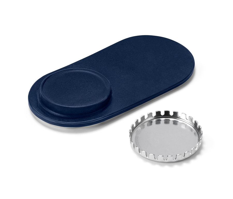 Blauer Seifenhalter mit Magnet und silberner Metallhalter für Seife auf weißem Hintergrund.