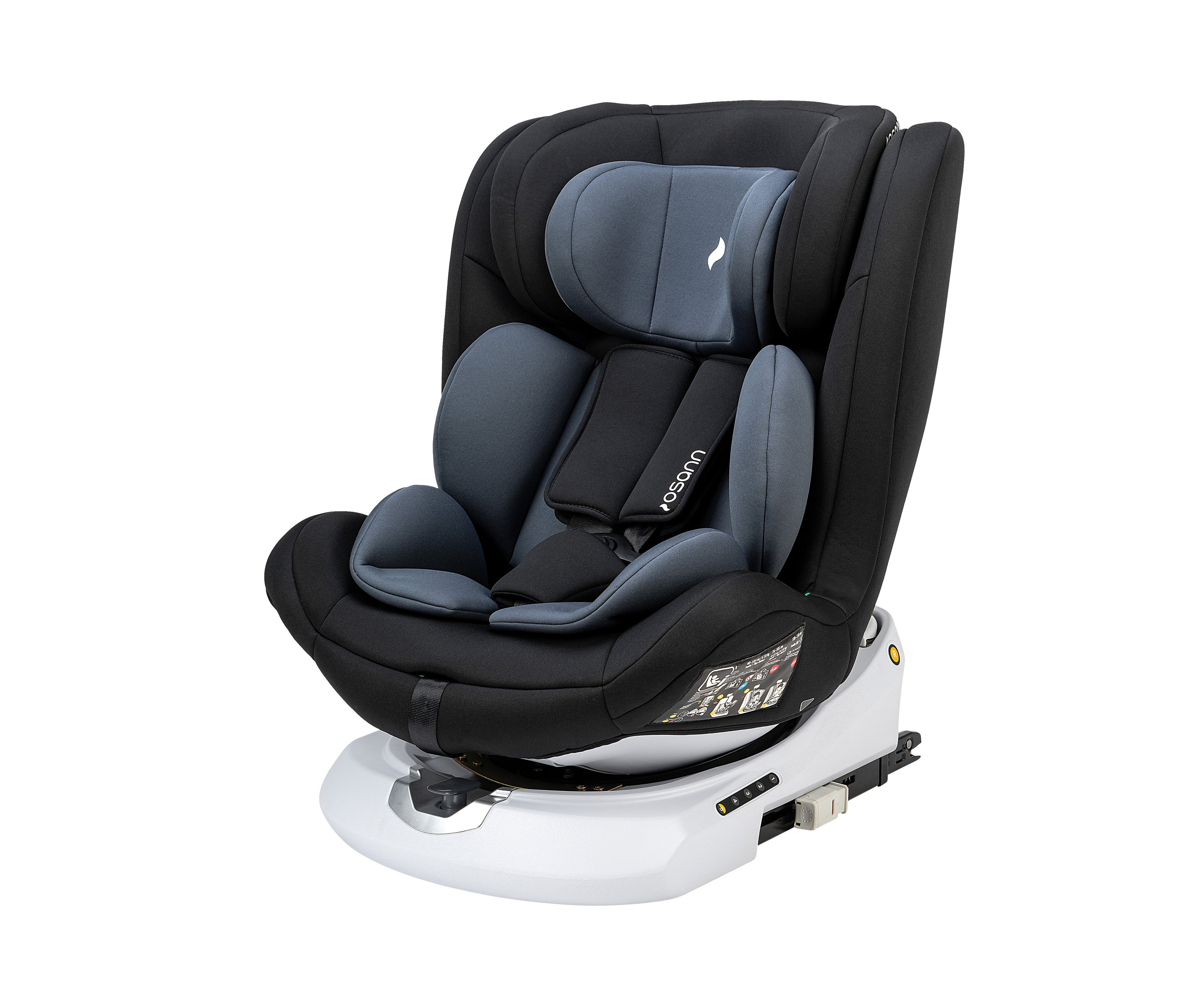 Ein schwarz-grauer Osann Kindersitz »Four 360 S« auf einem weißen Sockel.