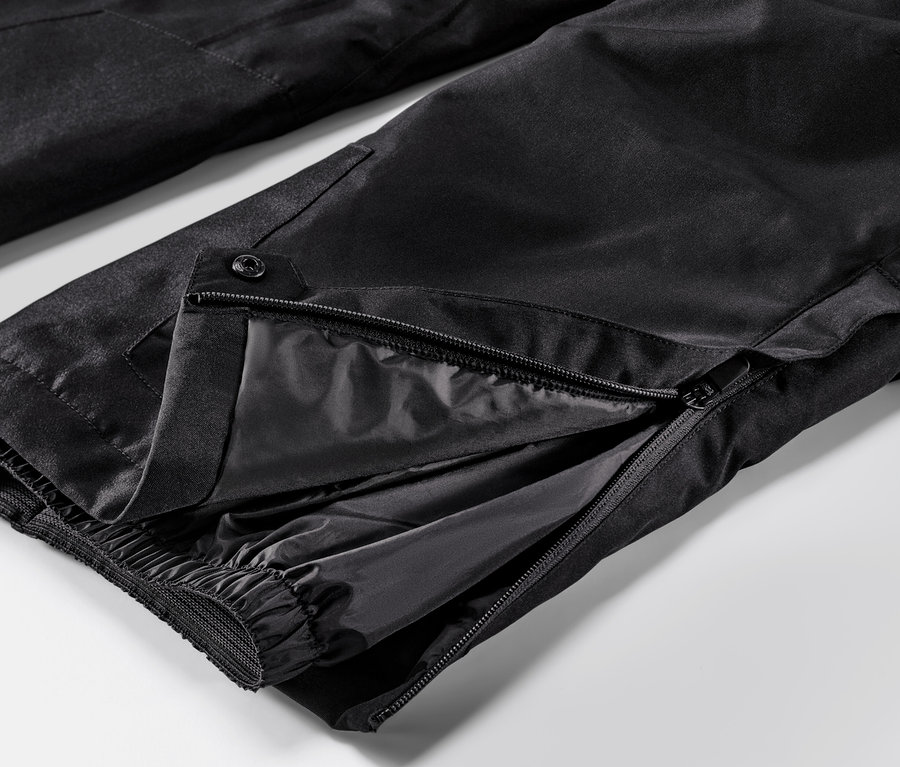 Detailaufnahme einer Skihose mit geöffnetem Reißverschluss.