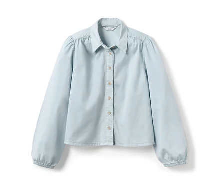 Hellblaue Kinder-Jeansbluse mit langen Ärmeln.