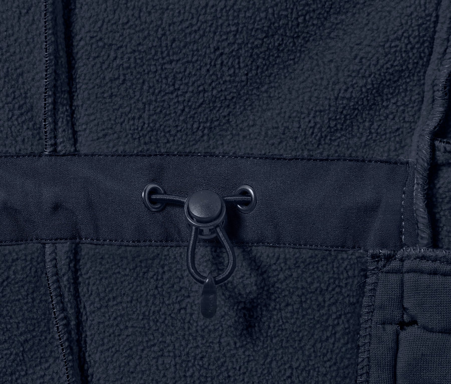 Detailaufnahme eines dunkelblauen Softshellmantels mit Kordelzug.
