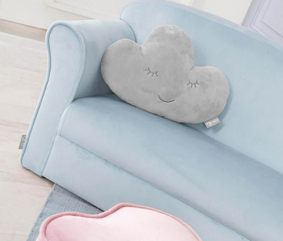 Hellblaues roba Kindersofa Lil Sofa mit grauem Wolkenkissen.