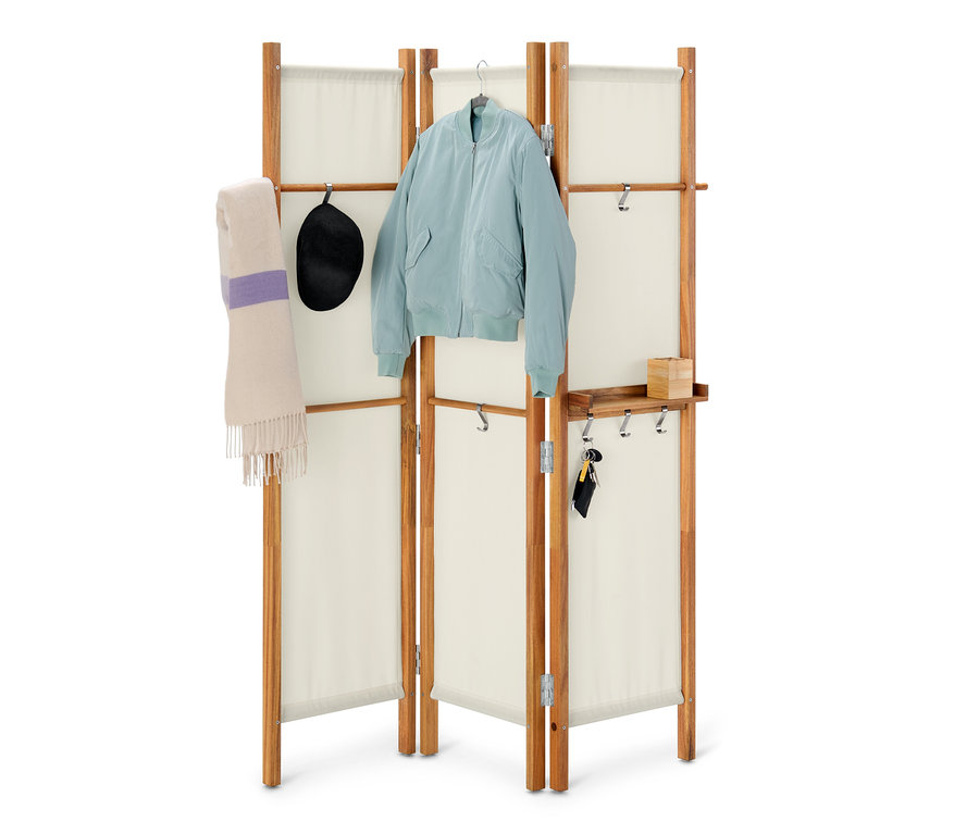 Ein Paravent mit Ablage, an dem eine Jacke, ein Schal und ein Hut hängen.