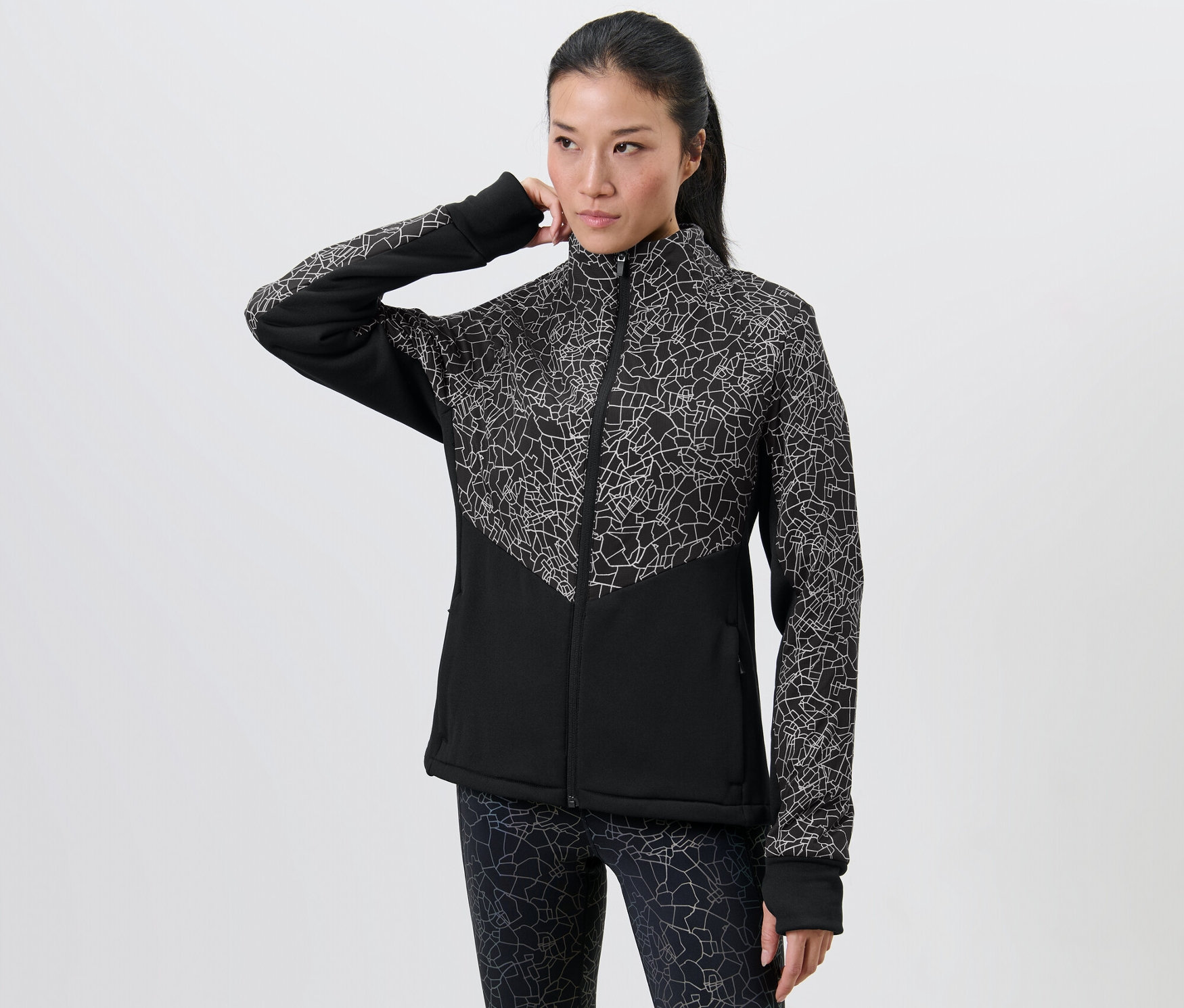 Frau posiert in Thermojacke.