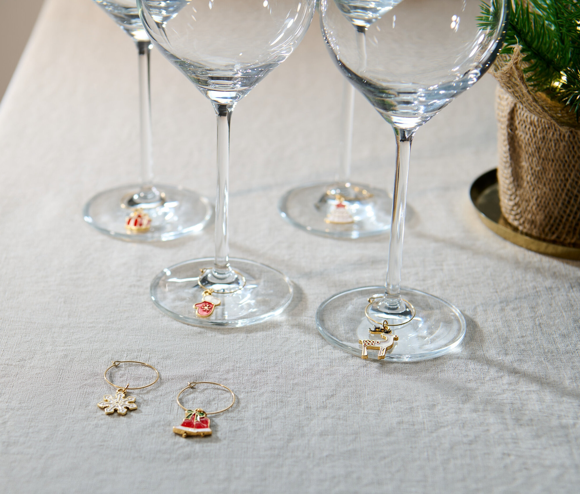 Vier Weingläser stehen auf einem Tisch mit 6 Glasmarkierern.