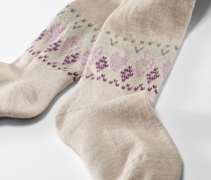 Detailaufnahme von beigen Kinderstrumpfhosen mit Muster.