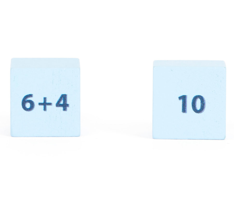 Zwei hellblaue Würfel mit schwarzen Ziffern auf weißem Hintergrund. Ein Würfel zeigt die Gleichung 6+4, der andere die Zahl 10.