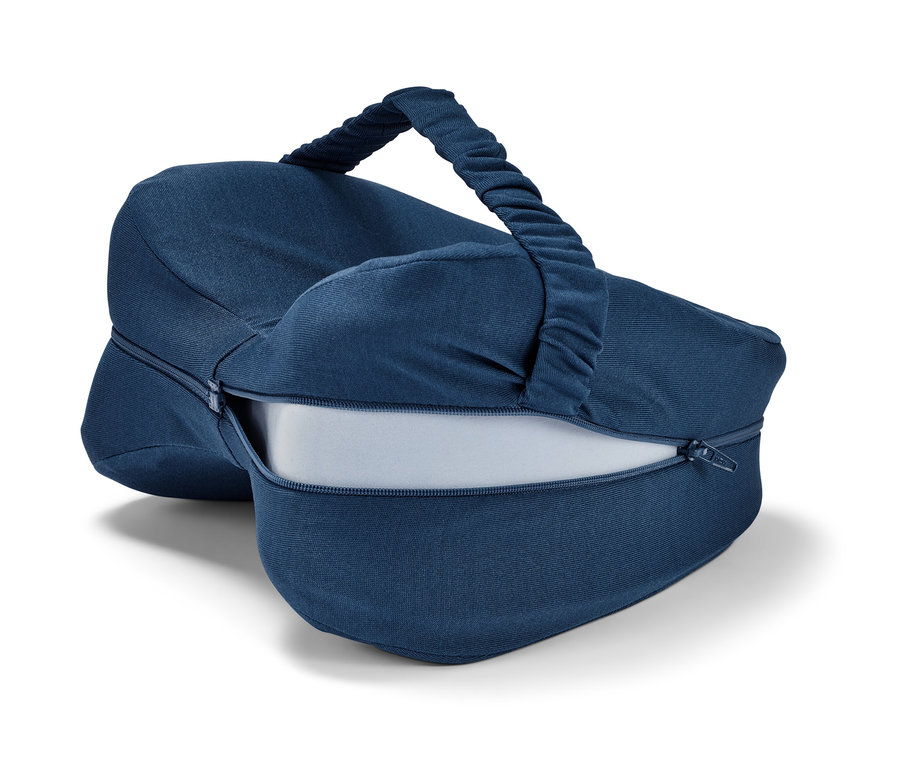 Ein ergonomisches Kniekissen für Seitenschläfer mit dunkelblauem Bezug, Reissverschluss und Tragegriff.