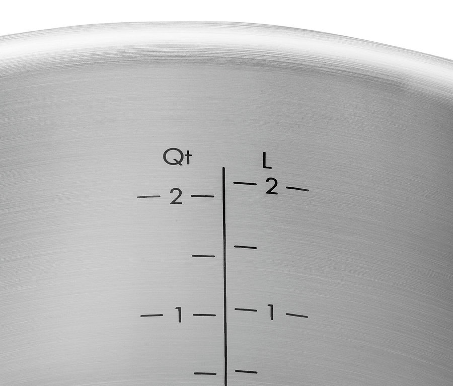 Detailansicht der Innenseite eines grauen ZWILLING PURE Edelstahl-Kochtopfs mit Volumenmarkierungen in Litern und Quarts.