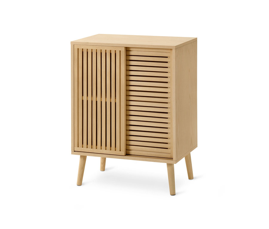 Helle Holzkommode mit Lamellen-Schiebetür.
