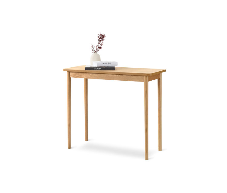 Auf einem hellen Holztisch stehen zwei Bücher und eine Vase mit Blumen.