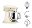 Cremefarbene KitchenAid Küchenmaschine Artisan 5KSM125EAC mit Edelstahlschüssel und Zubehör.