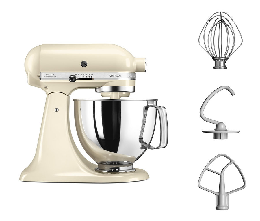 Cremefarbene KitchenAid Küchenmaschine Artisan 5KSM125EAC mit Edelstahlschüssel und Zubehör.