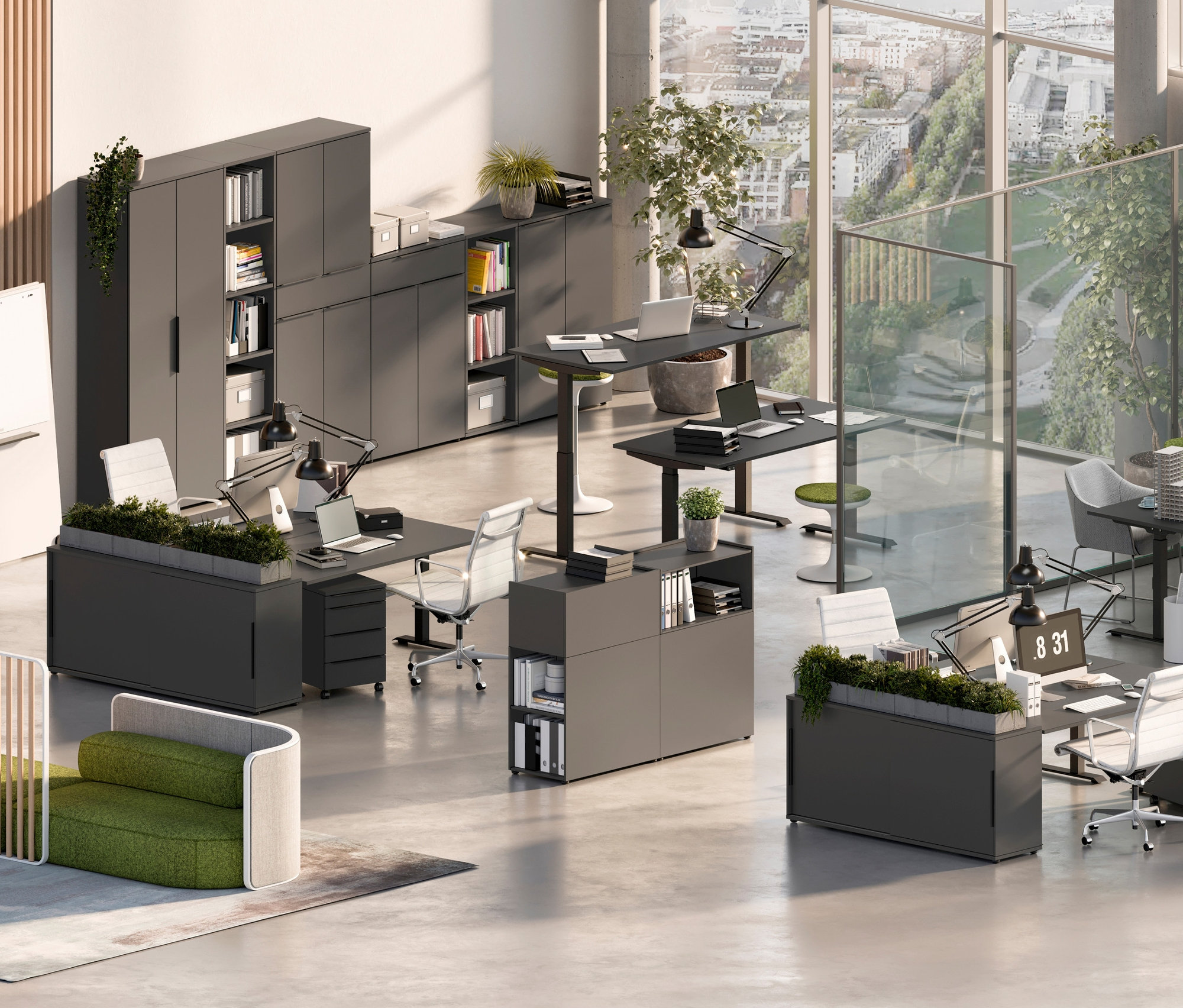 Ein Büroraum mit elektrisch höhenverstellbaren Schreibtischen »Kopenhagen« in Graphit und einem Schiebetürenschrank »Kopenhagen«.