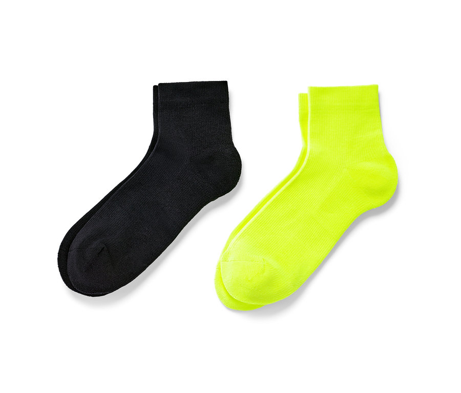Zwei Paar kurze Sportsocken: ein Paar schwarz, ein Paar neon gelb.
