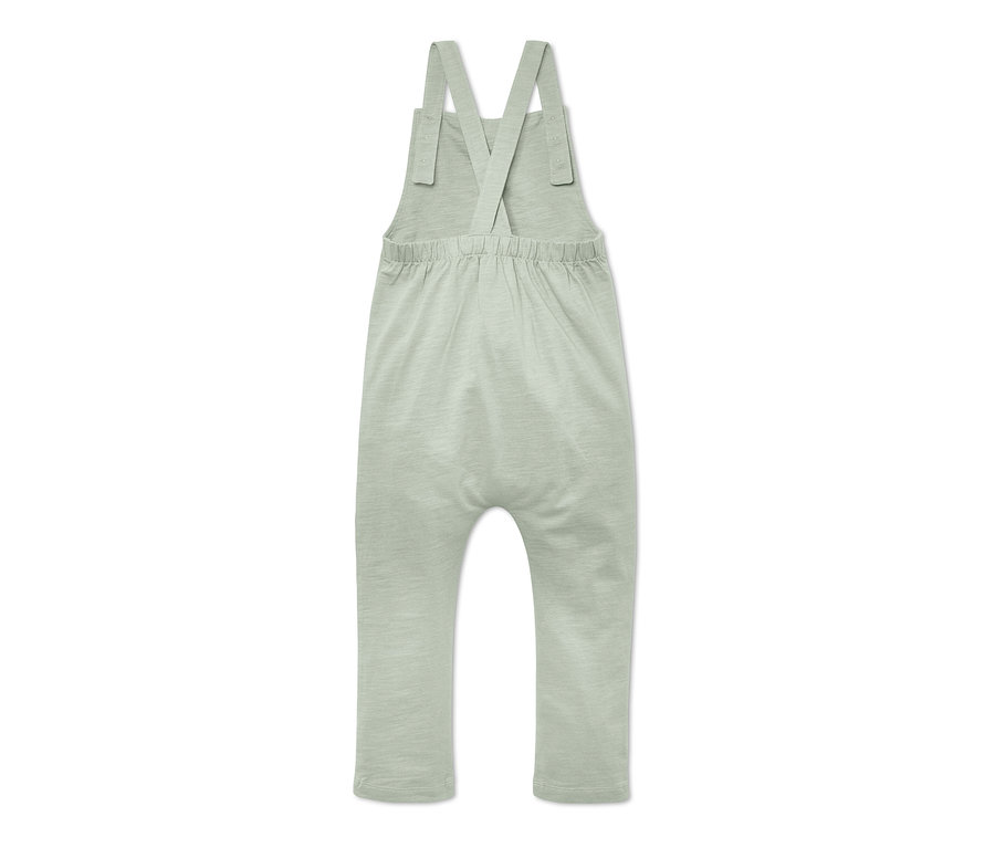 Rückansicht einer hellgrünen Baby-Latzhose.