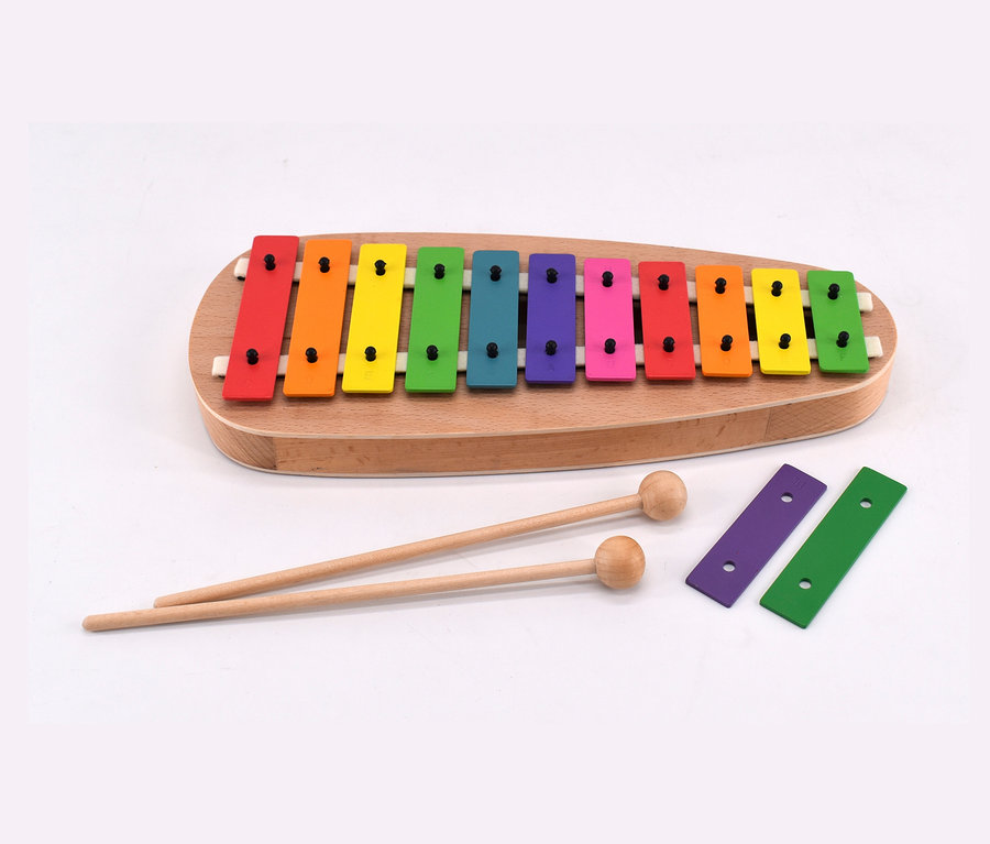 Ein farbenfrohes Voggenreiter Großes Glockenspiel mit Schlägeln auf weißem Hintergrund.