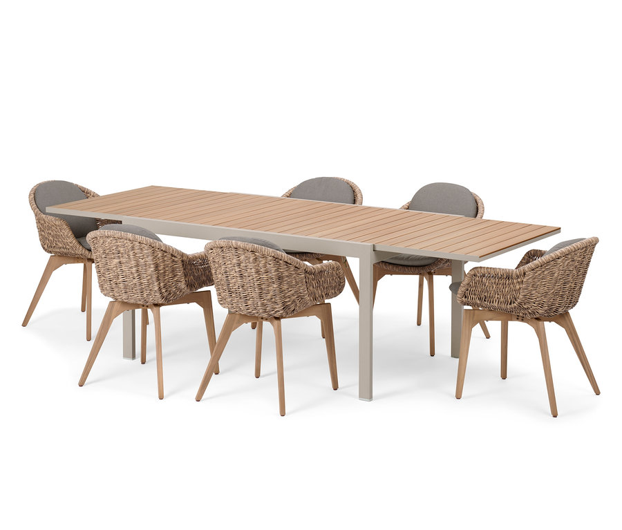 Ein Ausziehtisch »Liska« aus Aluminium mit sechs Korbsesseln mit grauen Sitzkissen.
