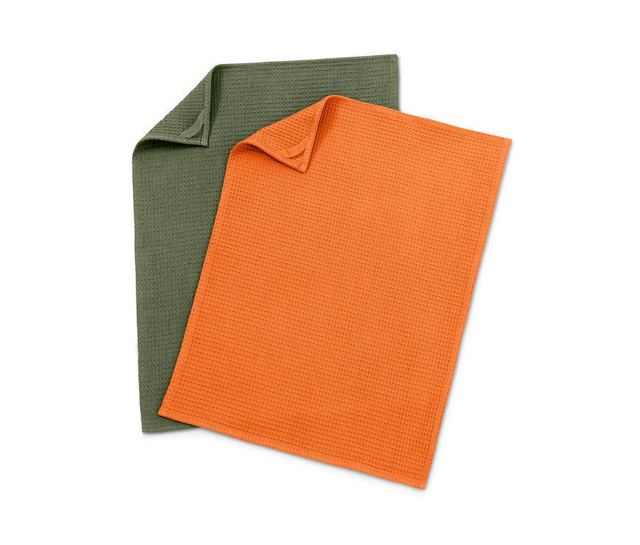 Zwei Waffelpiqué-Küchenhandtücher, eins grün, eins orange.