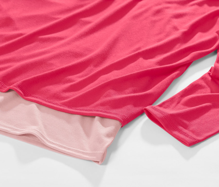 Detailansicht eines pinkfarbenen 2-in-1-Sportshirts.