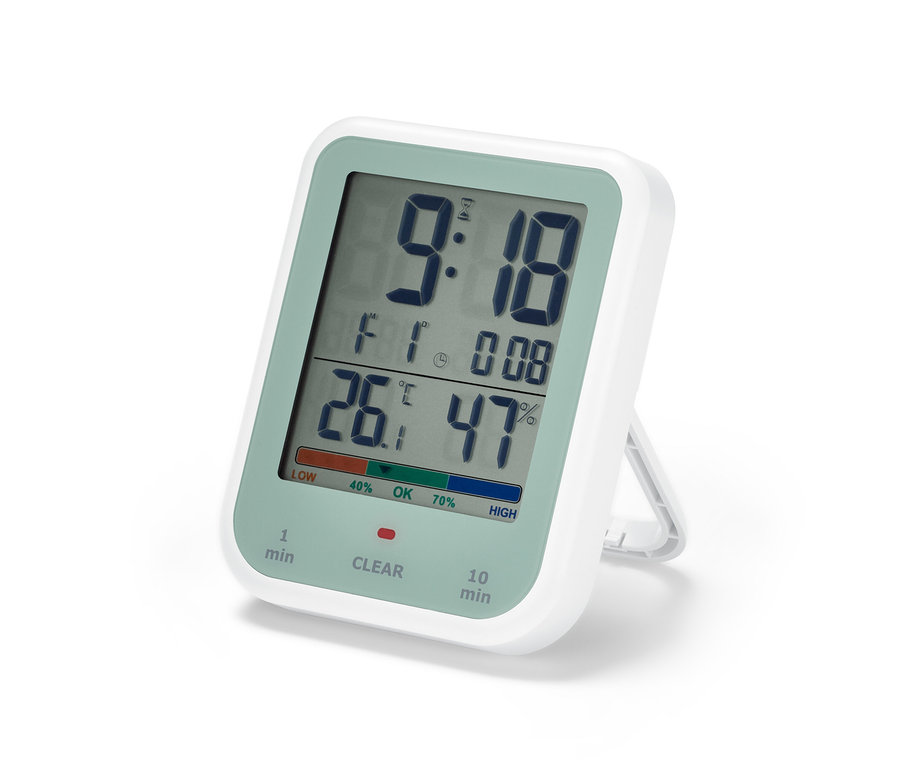Digitale Uhr mit Hygro- und Thermometer zeigt die Zeit 9:18, Temperatur 26,1 Grad Celsius und 47 Prozent Luftfeuchtigkeit.