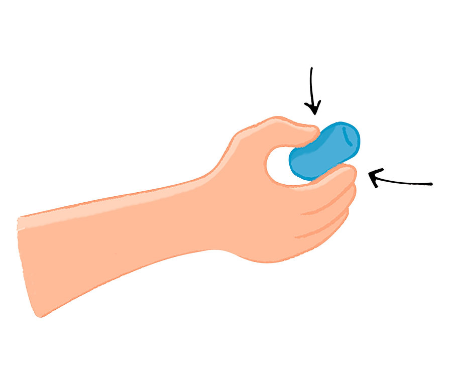 Eine Hand hält ein blaues Stück aus einem PlayMais®-Set.