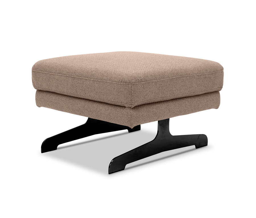 Ein »Amantea« Hocker in der Farbe Coffee steht auf einem weißen Hintergrund.