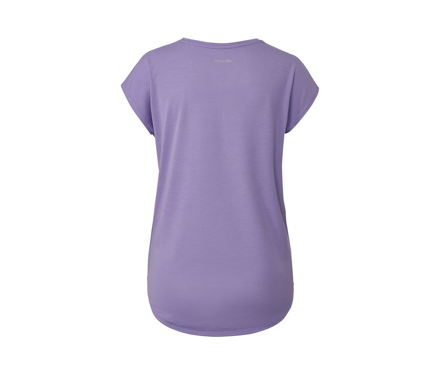 Fliederfarbenes Sportshirt.