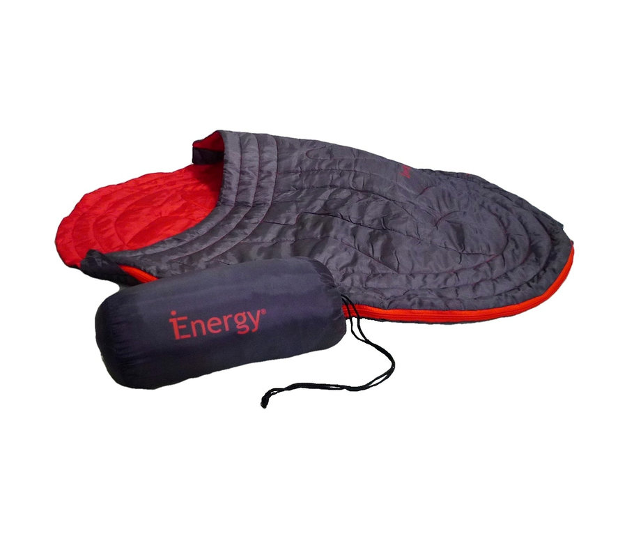 Grauer Schlafsack und eine zusammengerollte 2-in-1-Hundedecke-und-Schlafsack mit roter Innenseite.