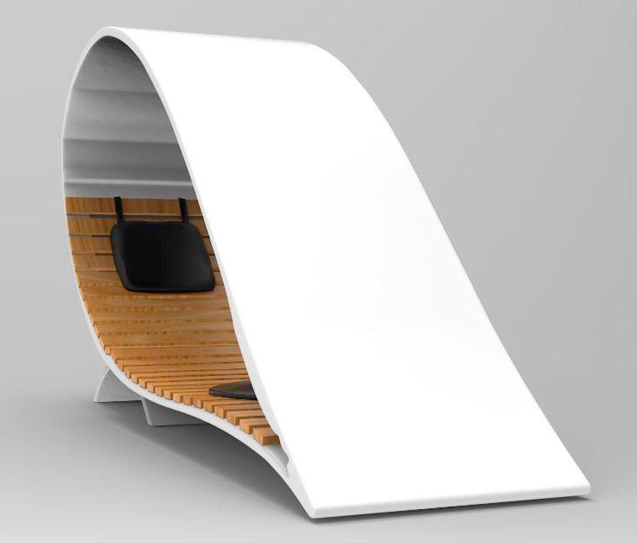 Weiße Wings for Living Liege »Ibiza« mit Holzlattenrahmen und schwarzem Kissen.