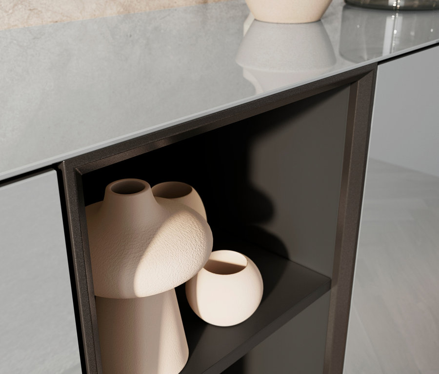 Glas-Sideboard mit Vasen.