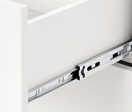 Detailaufnahme einer geöffneten Schublade eines Highboards.