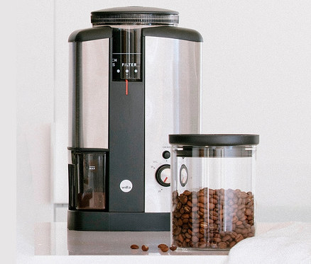 Wilfa Kaffeemühle »Svart Nymalt« und Behälter mit Kaffeebohnen auf weißem Hintergrund.