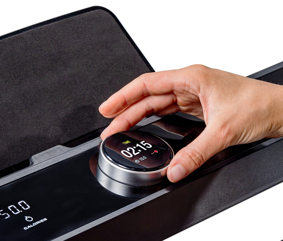 Eine Hand justiert den Bedienknopf auf dem Display des Christopeit Sport Laufbands »TM 2400S«.