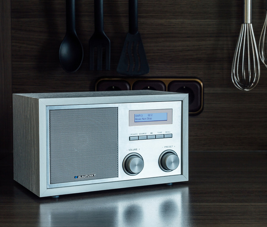 Weißes Blaupunkt DAB Radio »RXD180« auf einer Holzoberfläche.