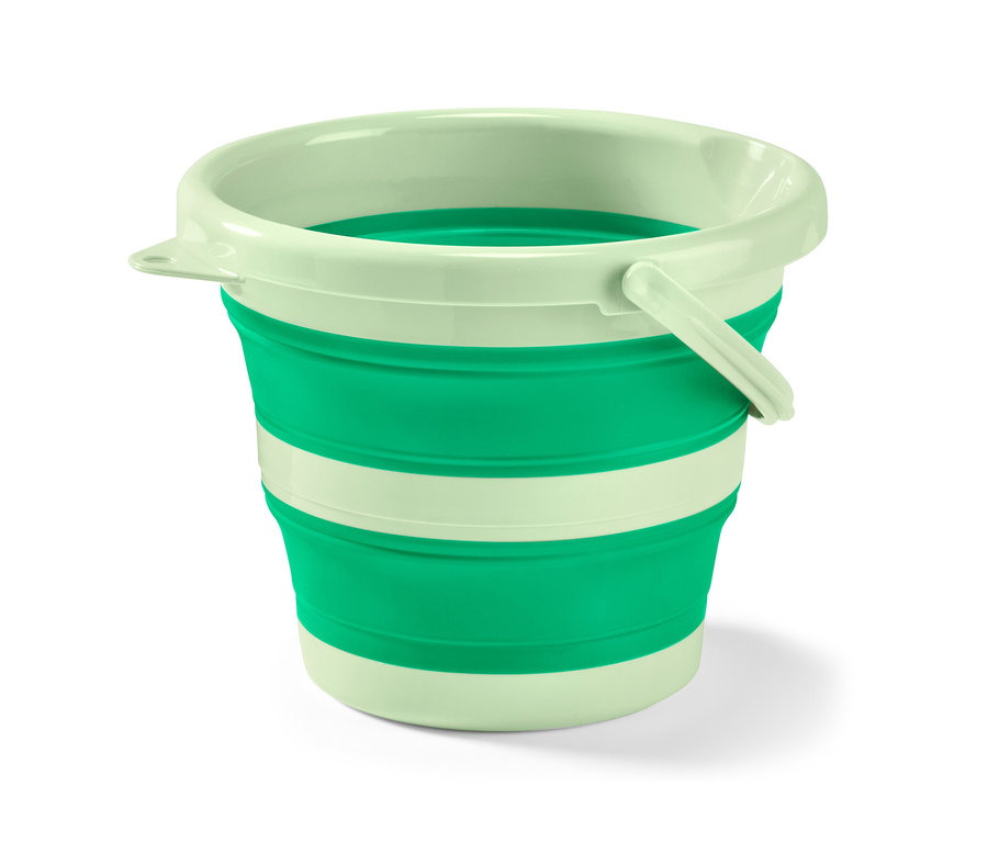 Ein grün-weißer faltbarer Putzeimer steht vor einem weißen Hintergrund.