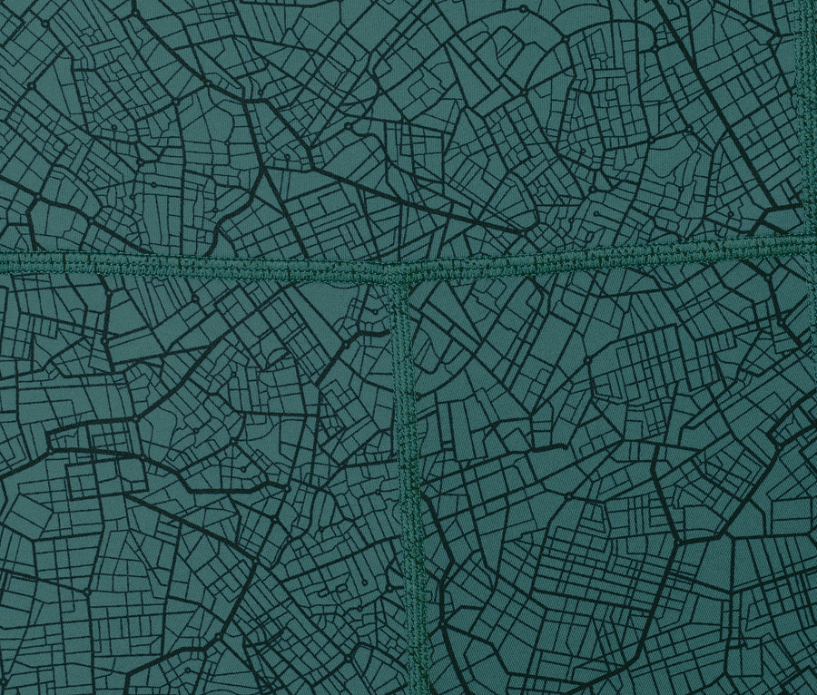 Detailansicht einer Sporttight mit dunkelgrünem Hintergrund und schwarzem Kartenmuster.