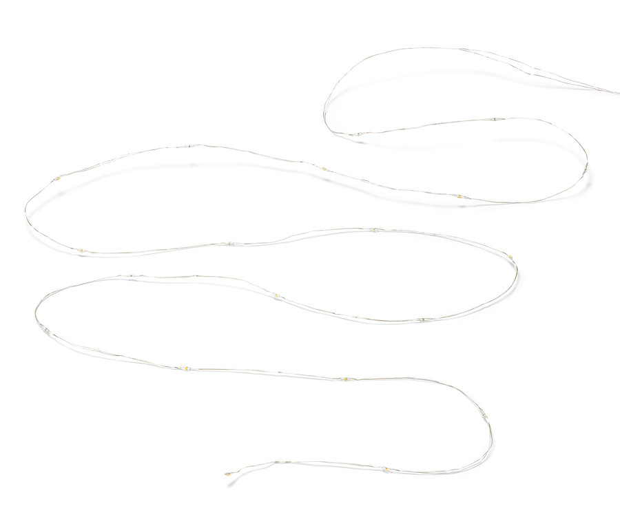 Eine LED-Microlichterkette, Tropfen liegt auf einem weißen Hintergrund.