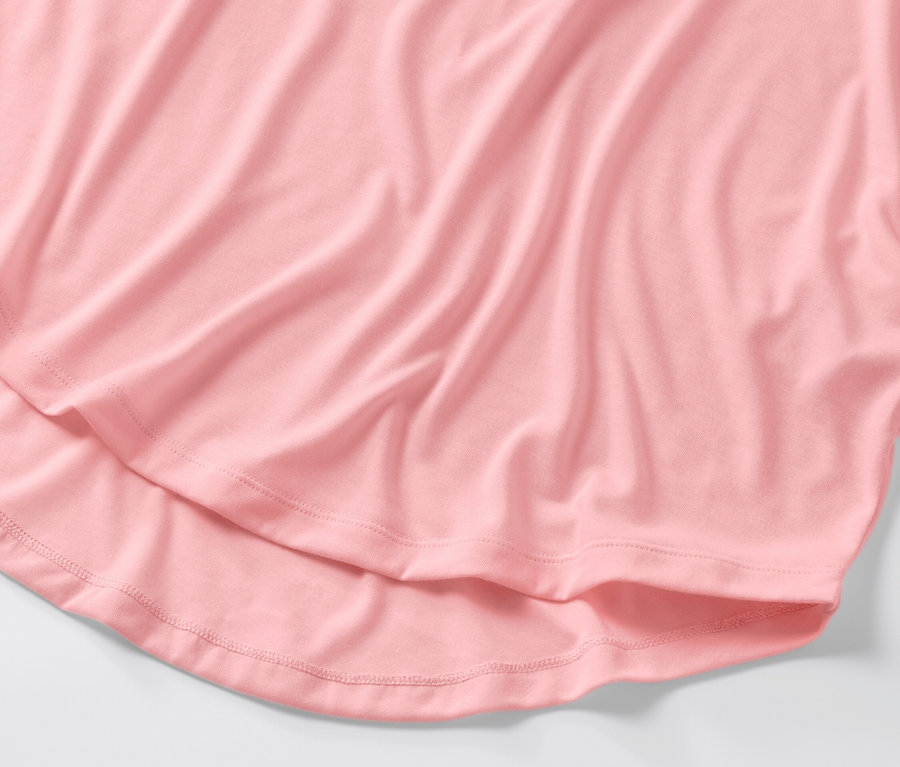 Detailansicht eines rosafarbenen Longshirts.