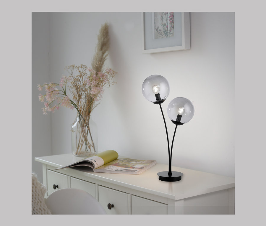 Auf einer weißen Kommode steht eine schwarze JUST LIGHT Tischleuchte Big Widow mit zwei Glasschirmen.