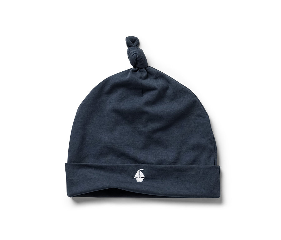 Marineblaue Babymütze mit Segelbootsymbol, Teil eines 3-teiligen Baby-Sets.