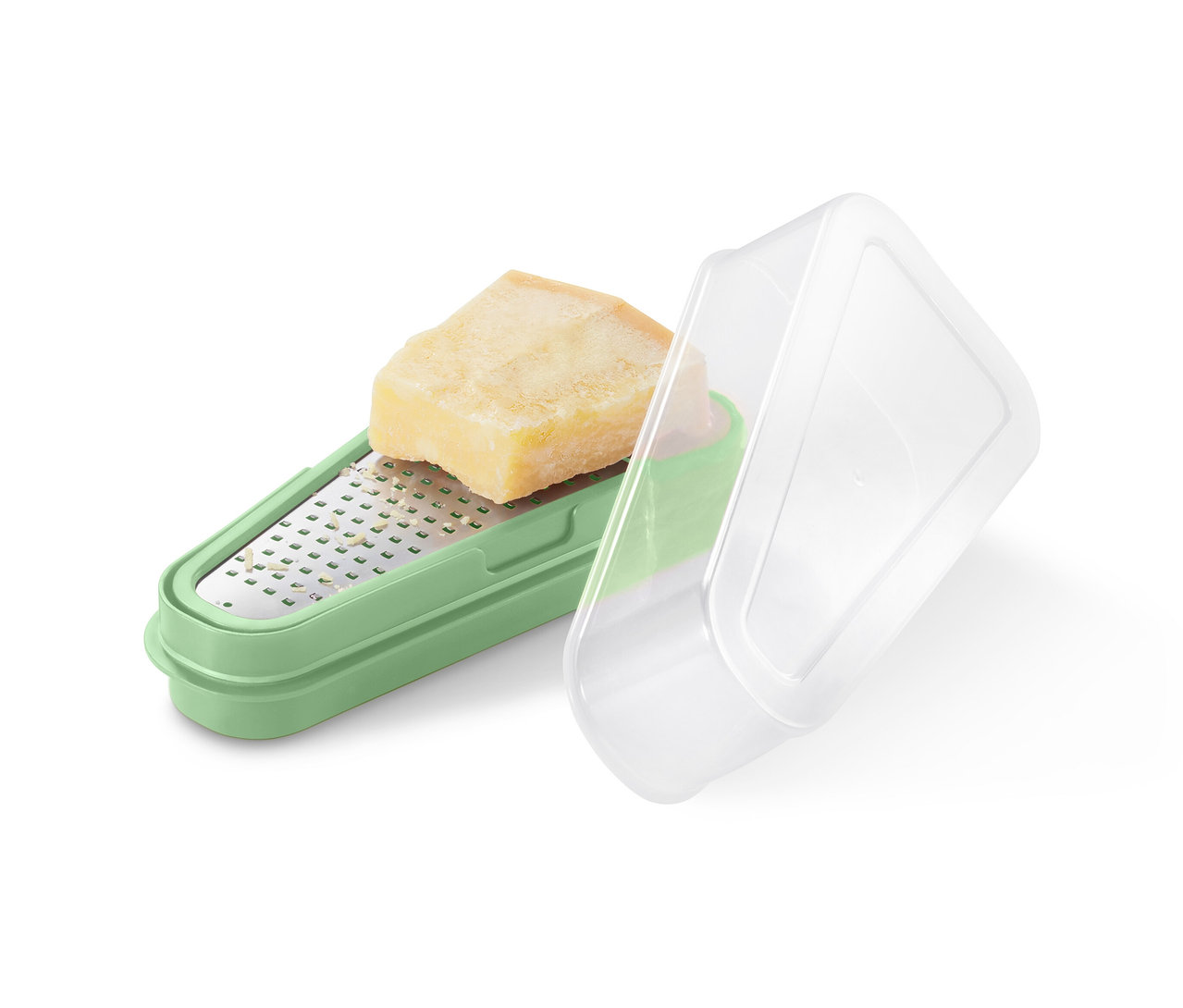 Ein Stück Parmesan auf einer grünen 2-in-1-Parmesanreibe mit transparentem Deckel.