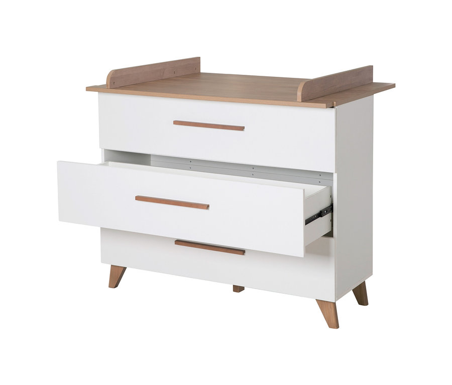 Die roba Wickelkommode »Ole« in Weiß mit drei Schubladen, wobei die oberste Schublade geöffnet ist.