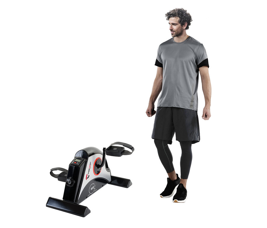 Mann steht neben Christopeit Mini Bike »MB 3«.