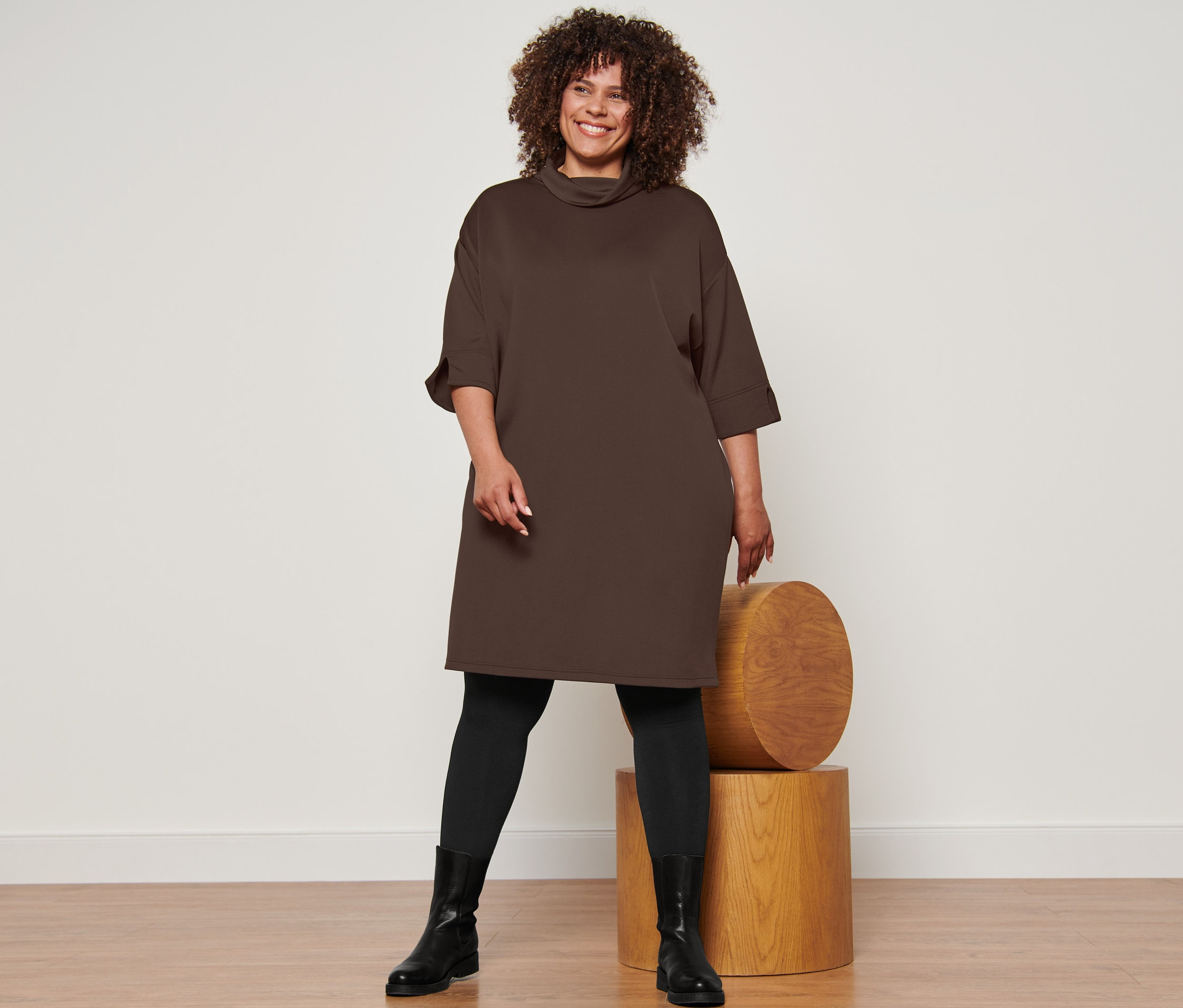 Frau posiert in Sweatkleid, Thermostrumpfhose,schwarz und Lederboots.