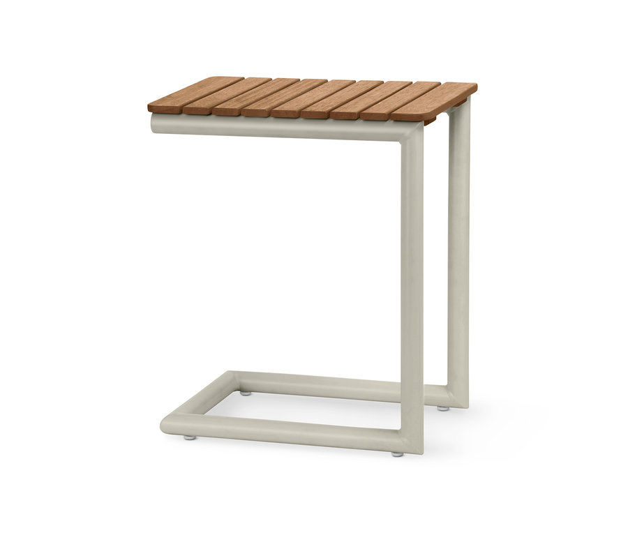 Detailaufnahme eines C-Tisches »Liska« mit Holzplatte und beigem Gestell.