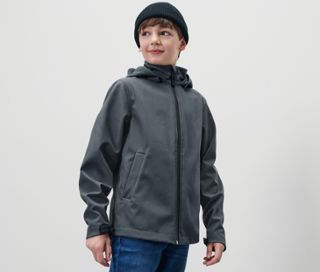 Junge mit schwarzer Mütze und Kinder-Softshelljacke.