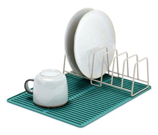 Teller und Tasse in einem Abtropfgestell mit Silikonmatte.