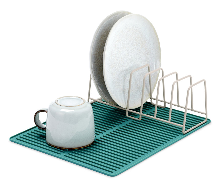 Teller und Tasse in einem Abtropfgestell mit Silikonmatte.