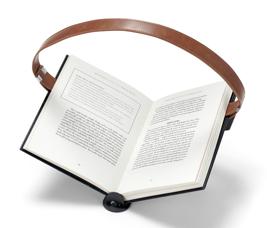 Ein offenes Buch mit einem braunen Ledergriff liegt auf einem weißen Hintergrund.